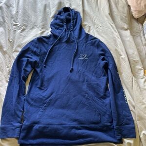 Excellent quality Vineyard Vines hoodie. Super comfy and cozy! Only worn twice.